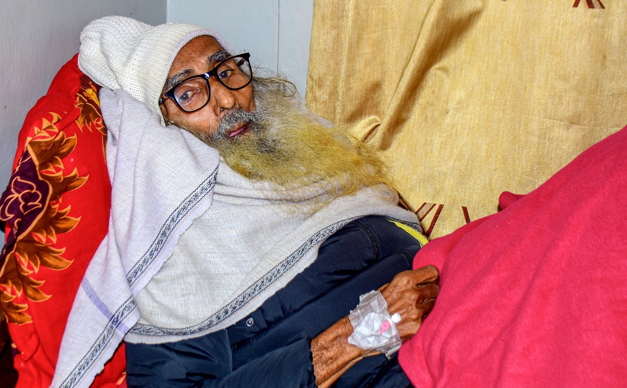 'মৃত্যুর কাছে হাঁটু গেড়ে ভিক্ষা চাওয়া' কবি সরোজ দেব গুরুতর অসুস্থ