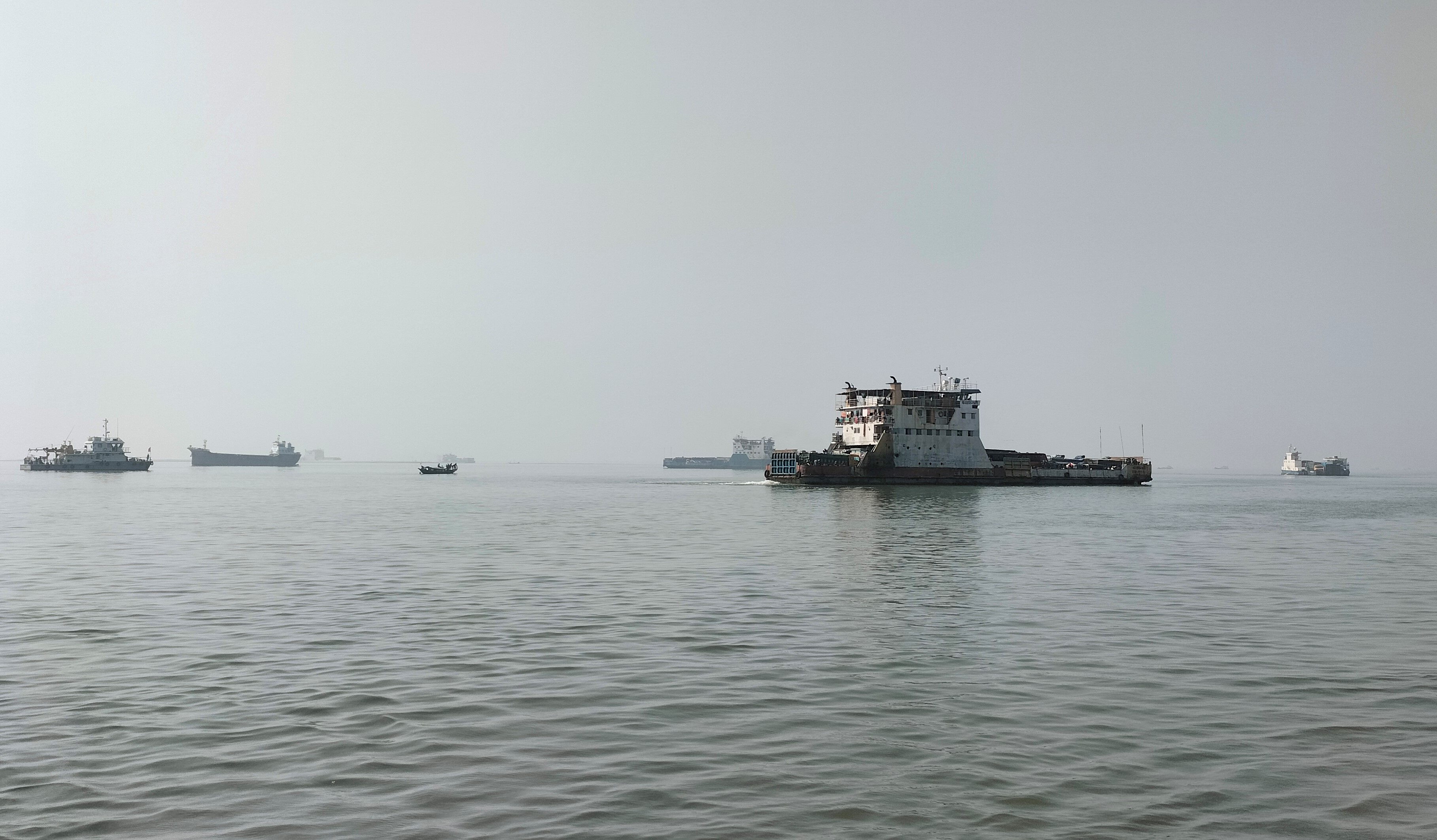 ঝড়ো বাতাসের কারণে ২ নৌপথে ফেরি চলাচল বন্ধ