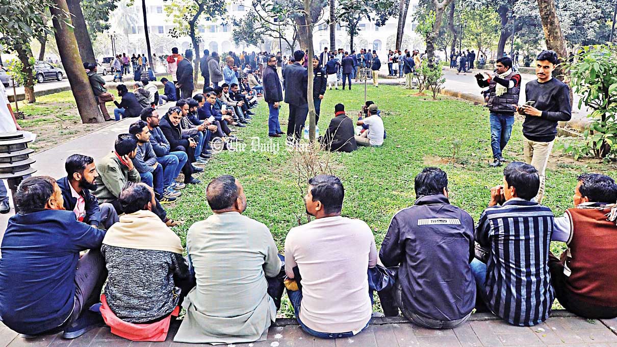 ‘পুলিশ পেছনে লেগেছে, বাথরুমের ছাদ-খালের পাড় এখন আমাদের থাকার জায়গা’