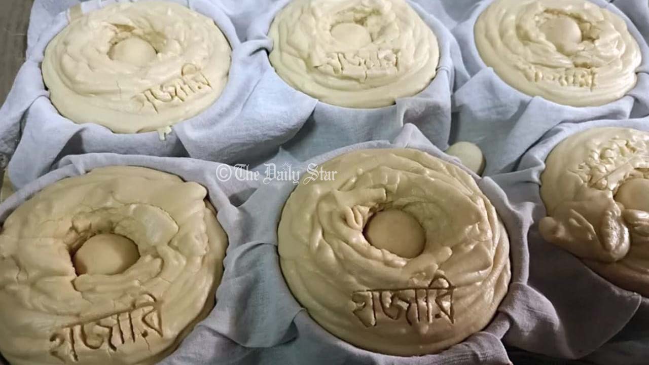 স্বাদে, গন্ধে অতুলনীয় মানিকগঞ্জের হাজারি গুড়