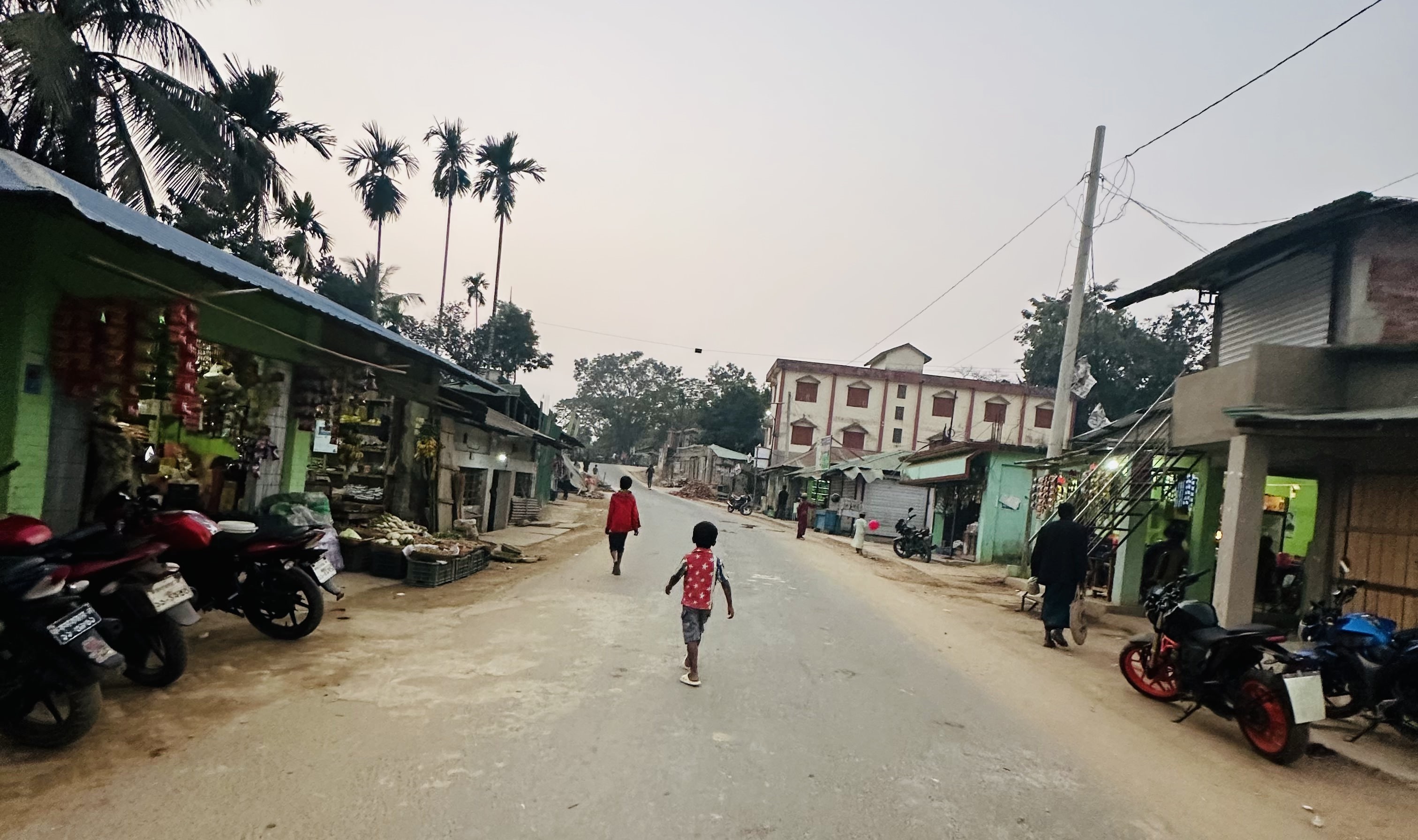 বান্দরবান সীমান্তের ওপারে লড়াই, এপারে আতঙ্কে গ্রামবাসী