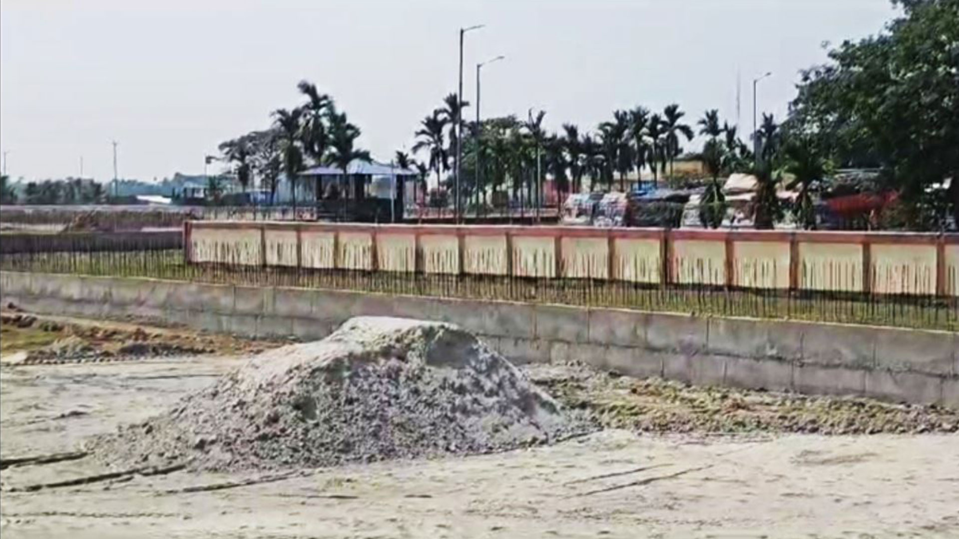 বিএসএফের ‘বাধায়’ বেনাপোলে ট্রাক টার্মিনাল নির্মাণ কাজ বন্ধ