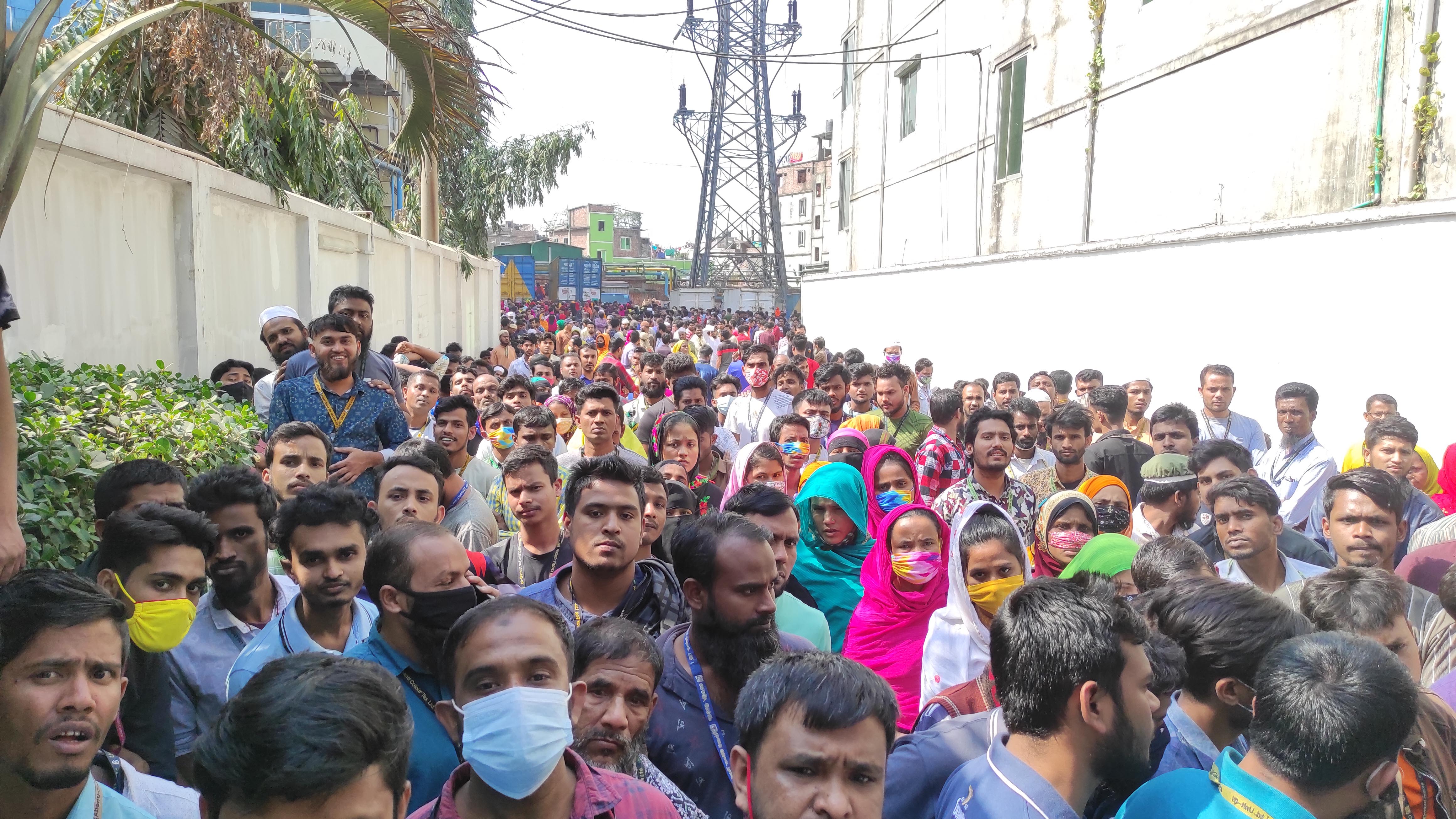 বকেয়া বেতনের দাবিতে নারায়ণগঞ্জে শ্রমিক বিক্ষোভ