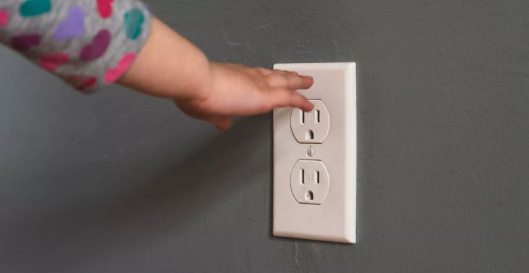 শিশুদের বৈদ্যুতিক দুর্ঘটনা থেকে দূরে রাখতে যা করবেন