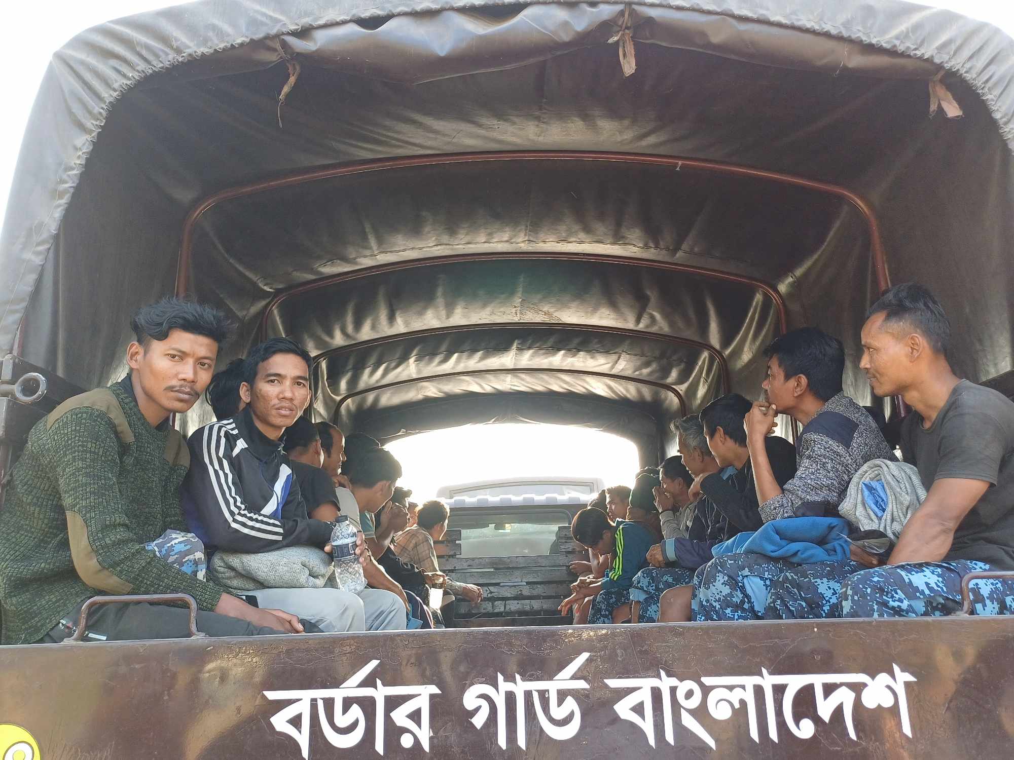 বিজিপিসহ মিয়ানমারের ৩৩০ নাগরিককে ফেরত পাঠানো হবে কাল