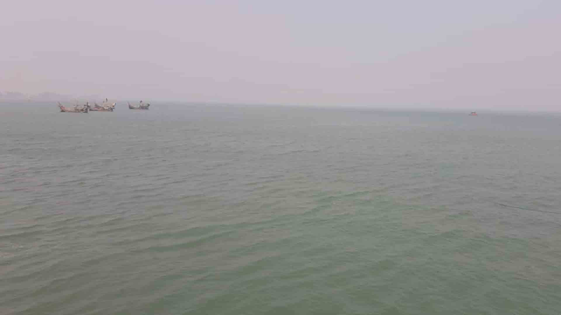 টেকনাফ সীমান্তের ওপার থেকে আজও বিস্ফোরণের শব্দ