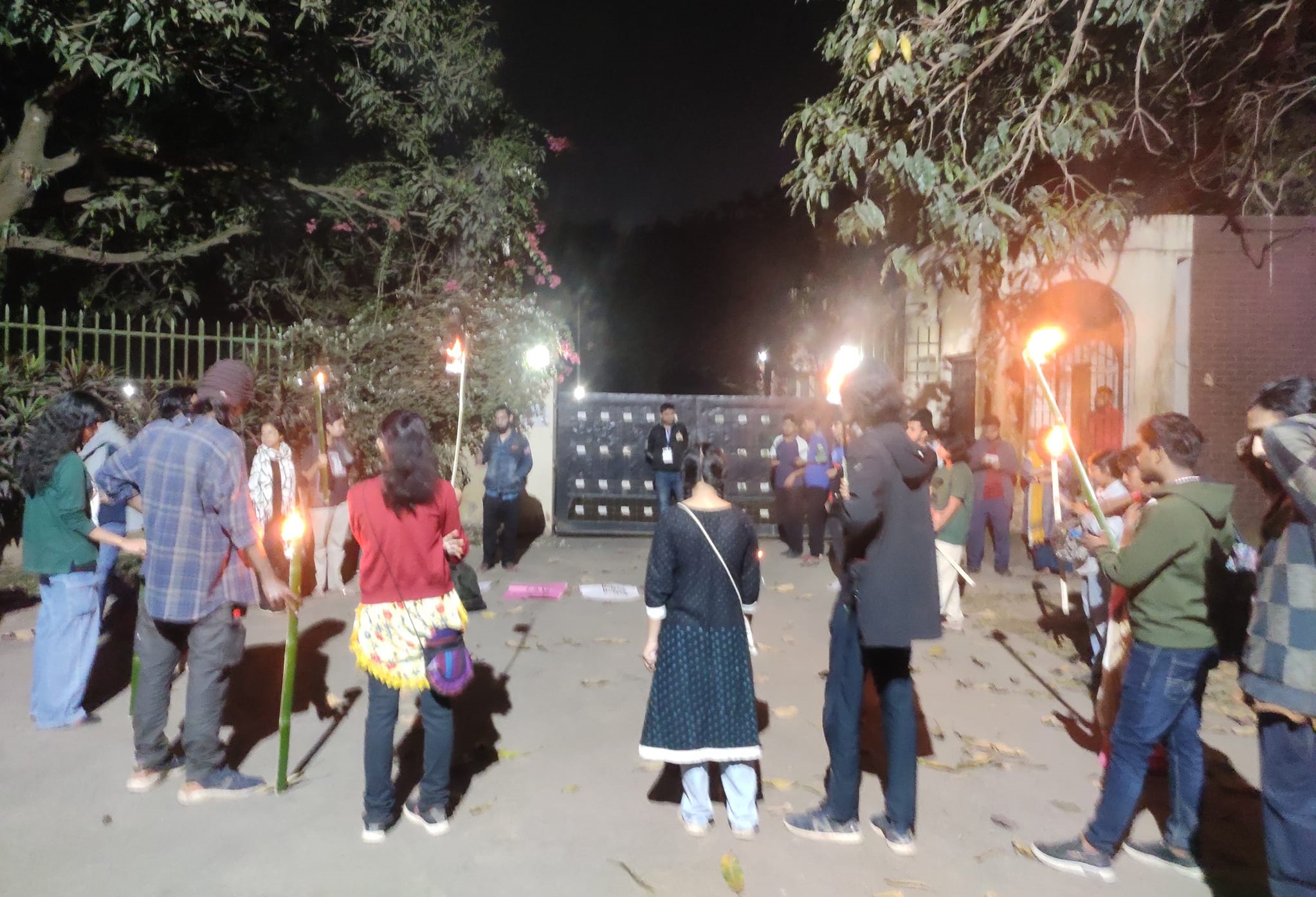 জাবি ছাত্র ইউনিয়নের ২ নেতার বহিষ্কারাদেশ প্রত্যাহারের দাবিতে মশাল মিছিল