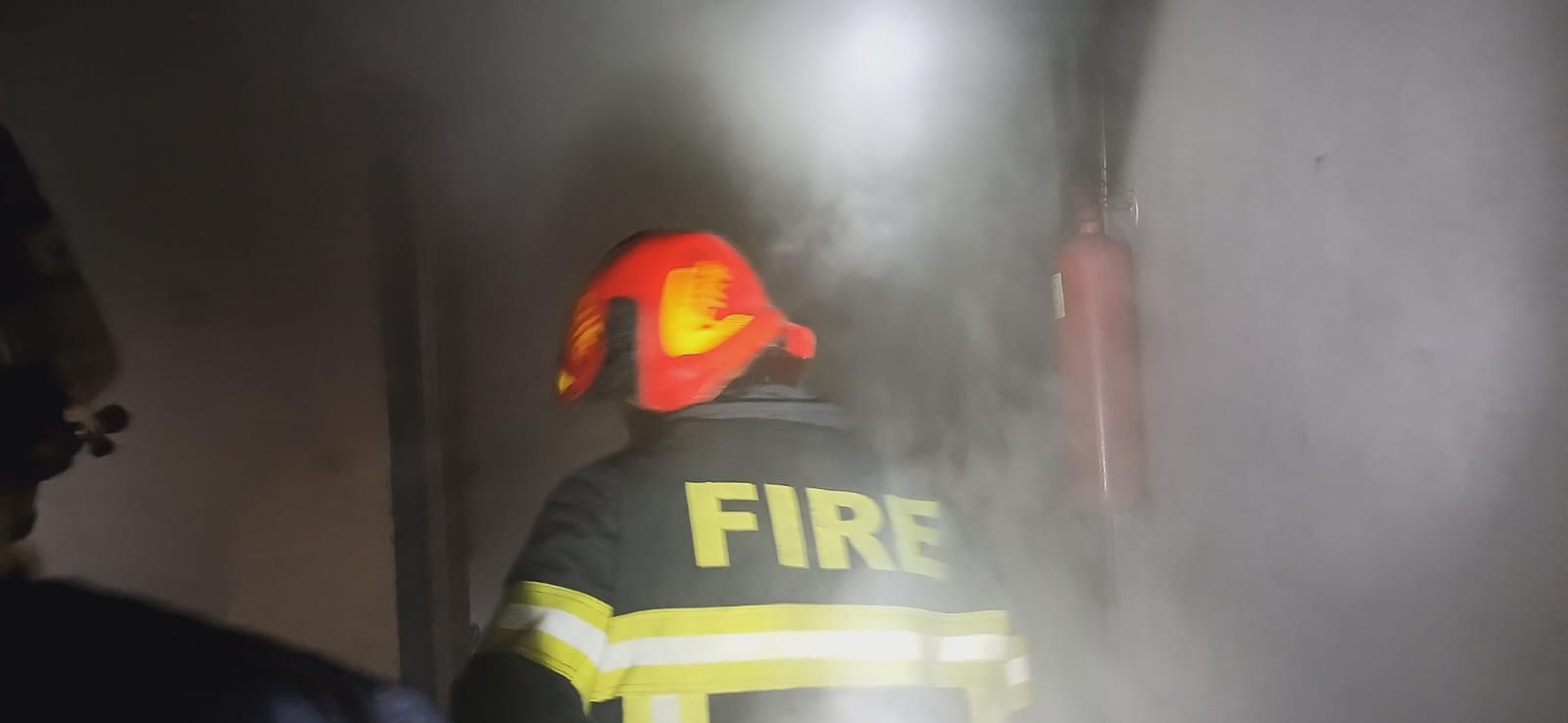 হাতিরপুল কাঁচাবাজারে ছয়তলা ভবনে আগুন