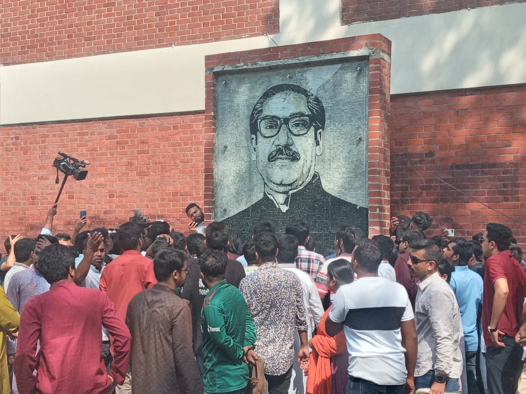 শহীদ মিনারে প্রতিবাদ শেষে বুয়েট ক্যাম্পাসে ছাত্রলীগ