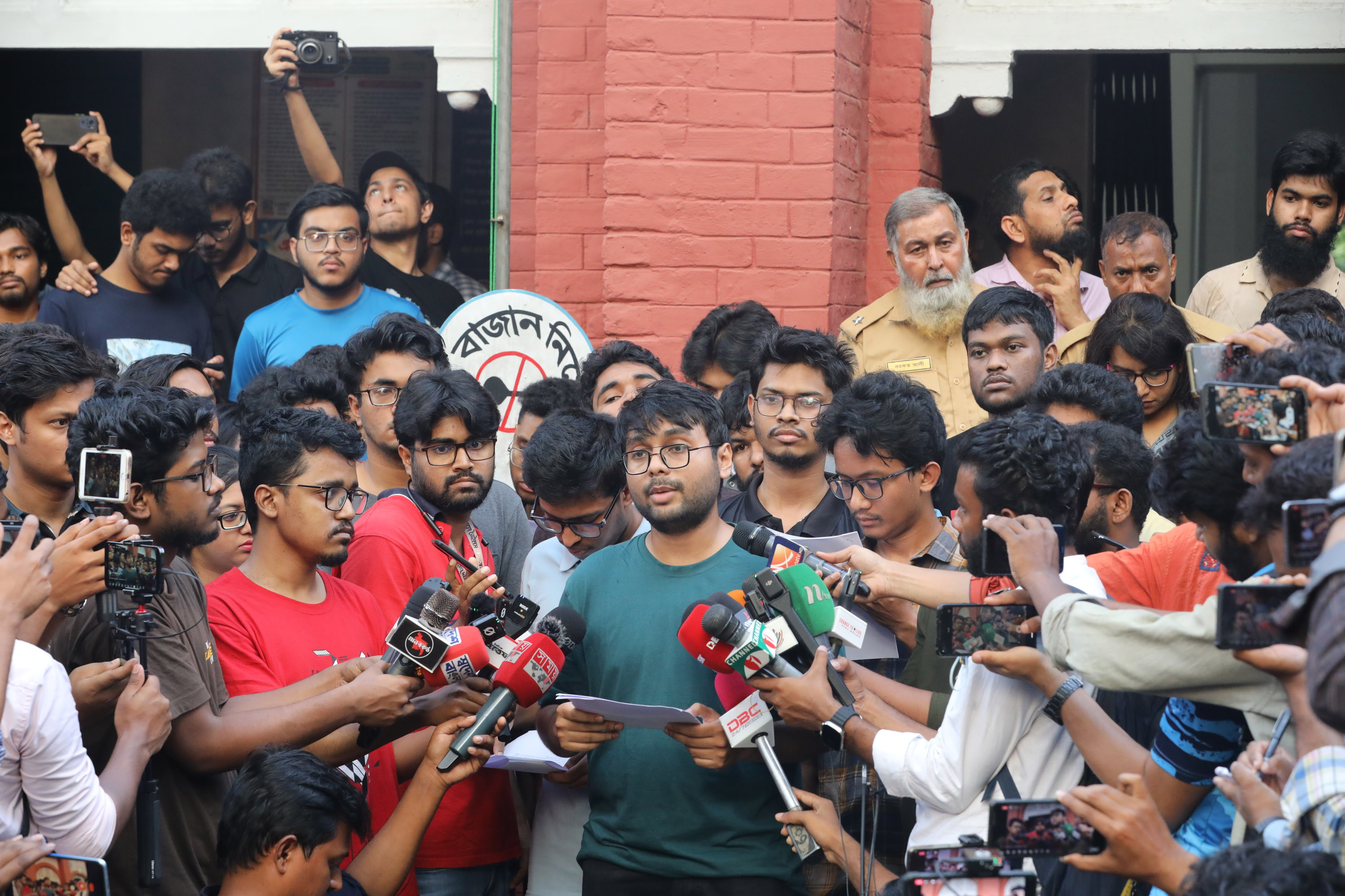 রাজনীতিমুক্ত ক্যাম্পাস ও নিরাপত্তার নিশ্চয়তা পেলে ক্লাস-পরীক্ষায় ফিরবেন বুয়েট শিক্ষার্থীরা