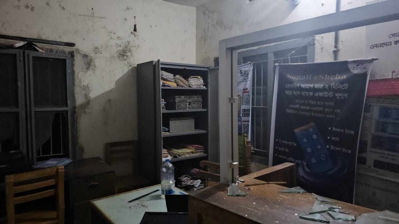 রুমায় সোনালী ব্যাংকে ডাকাতি, ম্যানেজারকে অপহরণ