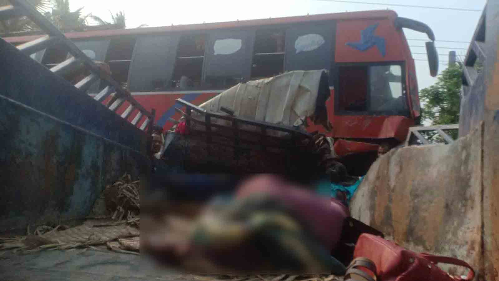 ফরিদপুরে বাস-পিকআপ ভ্যান সংঘর্ষে নিহত ১৩