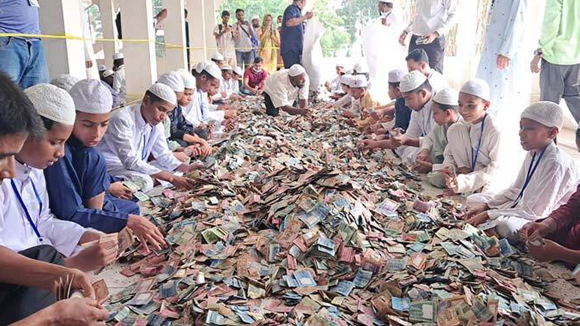 পাগলা মসজিদের ৯ দানবাক্সে এবার রেকর্ড ২৭ বস্তা টাকা, চলছে গণনা