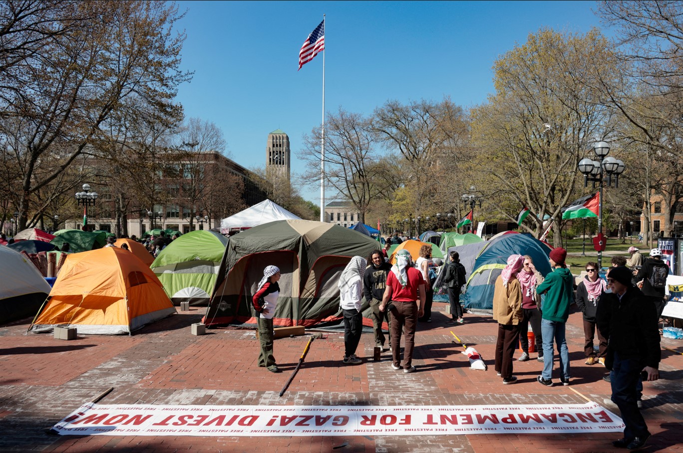 যুক্তরাষ্ট্রের বিশ্ববিদ্যালয়ে ফিলিস্তিনের পক্ষে বিক্ষোভ অব্যাহত, হাজারো শিক্ষার্থী গ্রেপ্তার