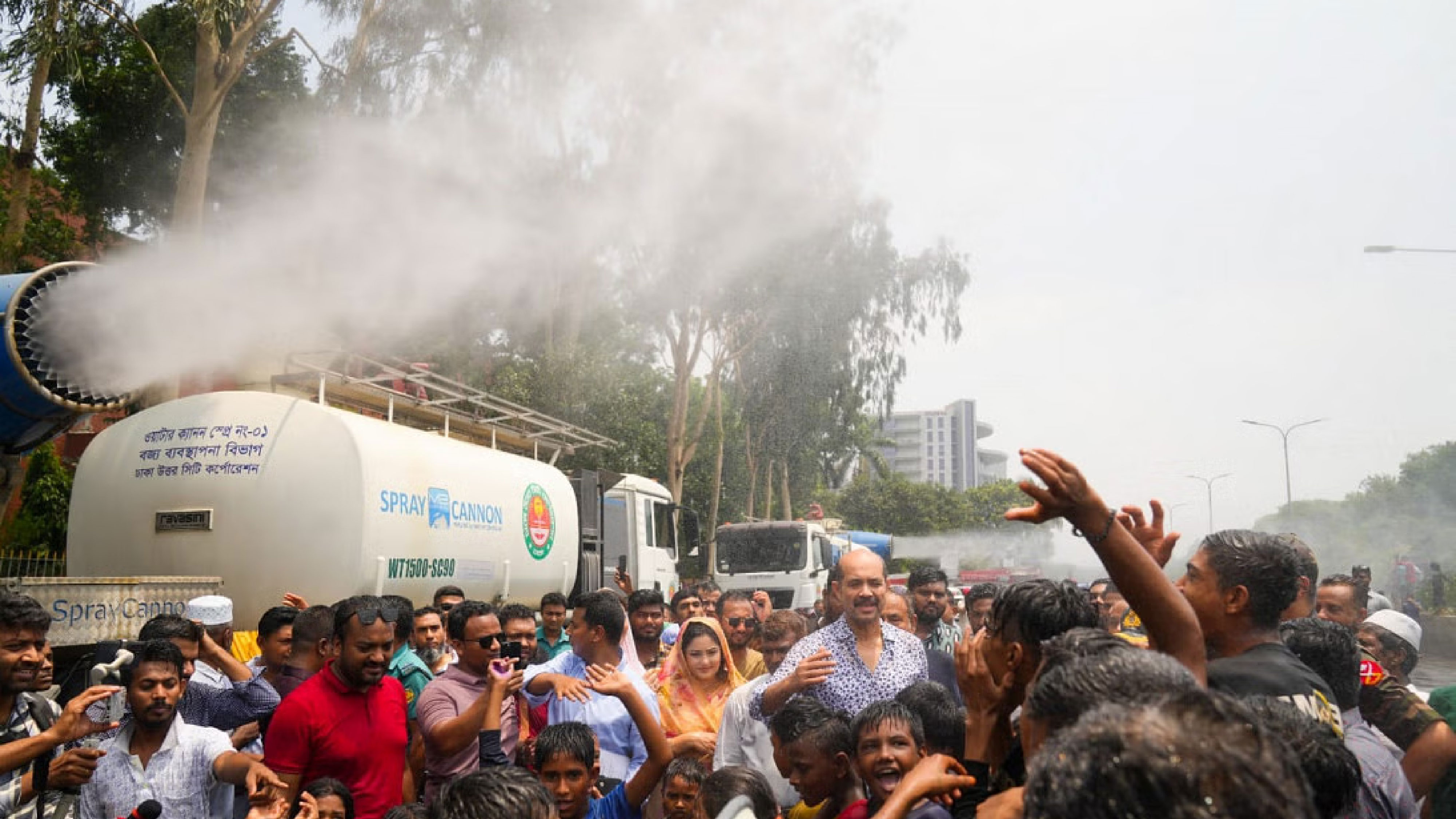 ‘এটা কৃত্রিম বৃষ্টি নয়, এভাবে পানি ছিটানোয় অস্বস্তি আরও বাড়বে’