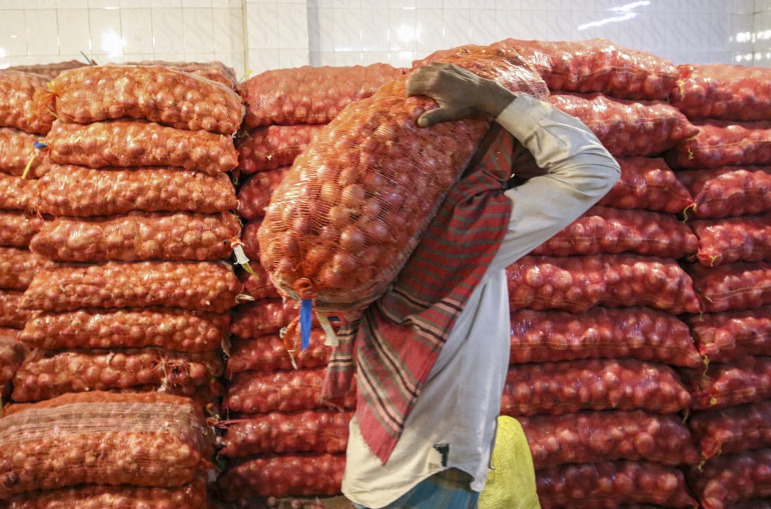 পেঁয়াজ রপ্তানিতে নিষেধাজ্ঞা তুলে নিল ভারত