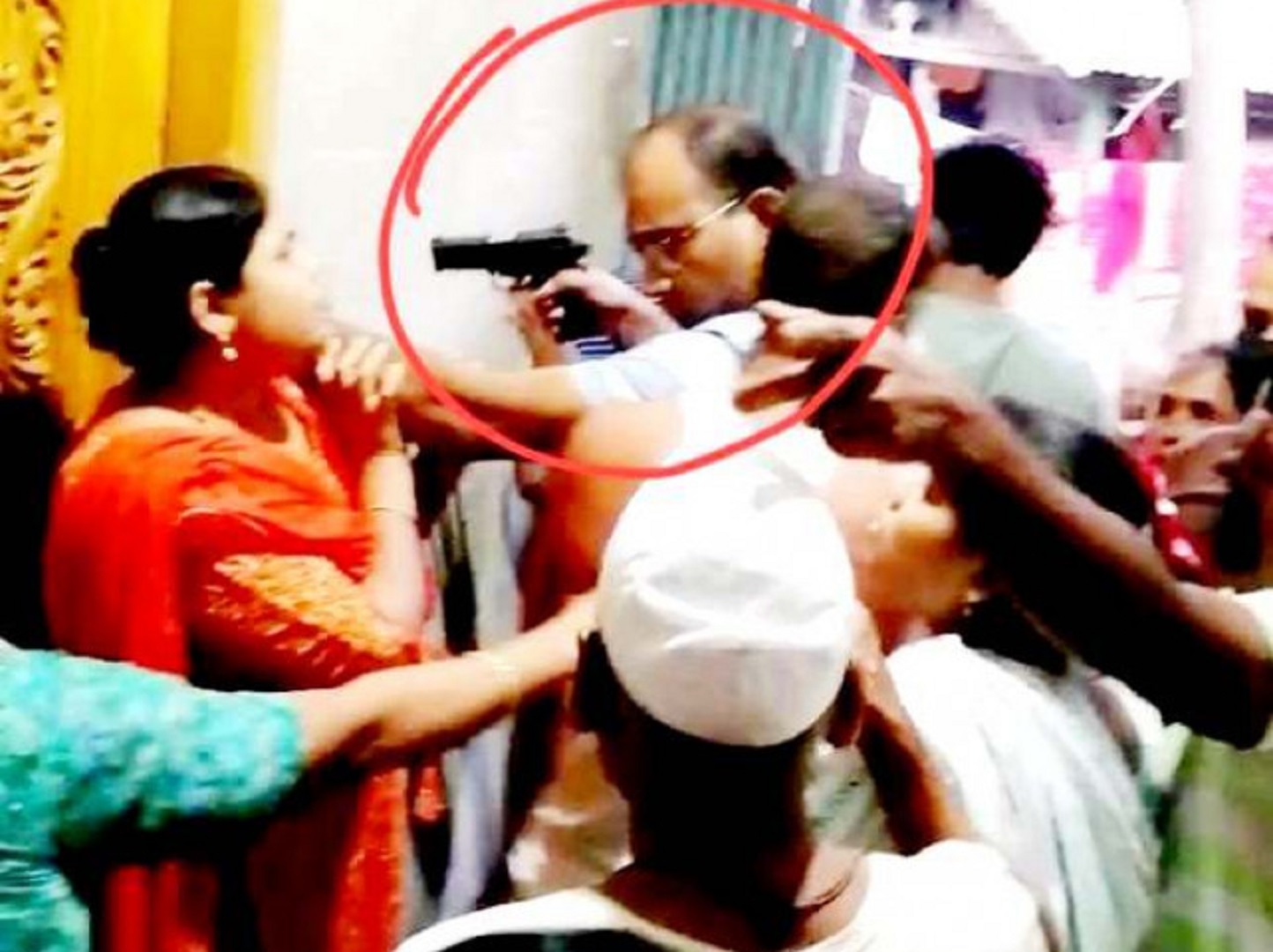 আসামির স্ত্রীর মাথায় পিস্তল তাক, এসআইসহ ৮ জনের বিরুদ্ধে আদালতে অভিযোগ