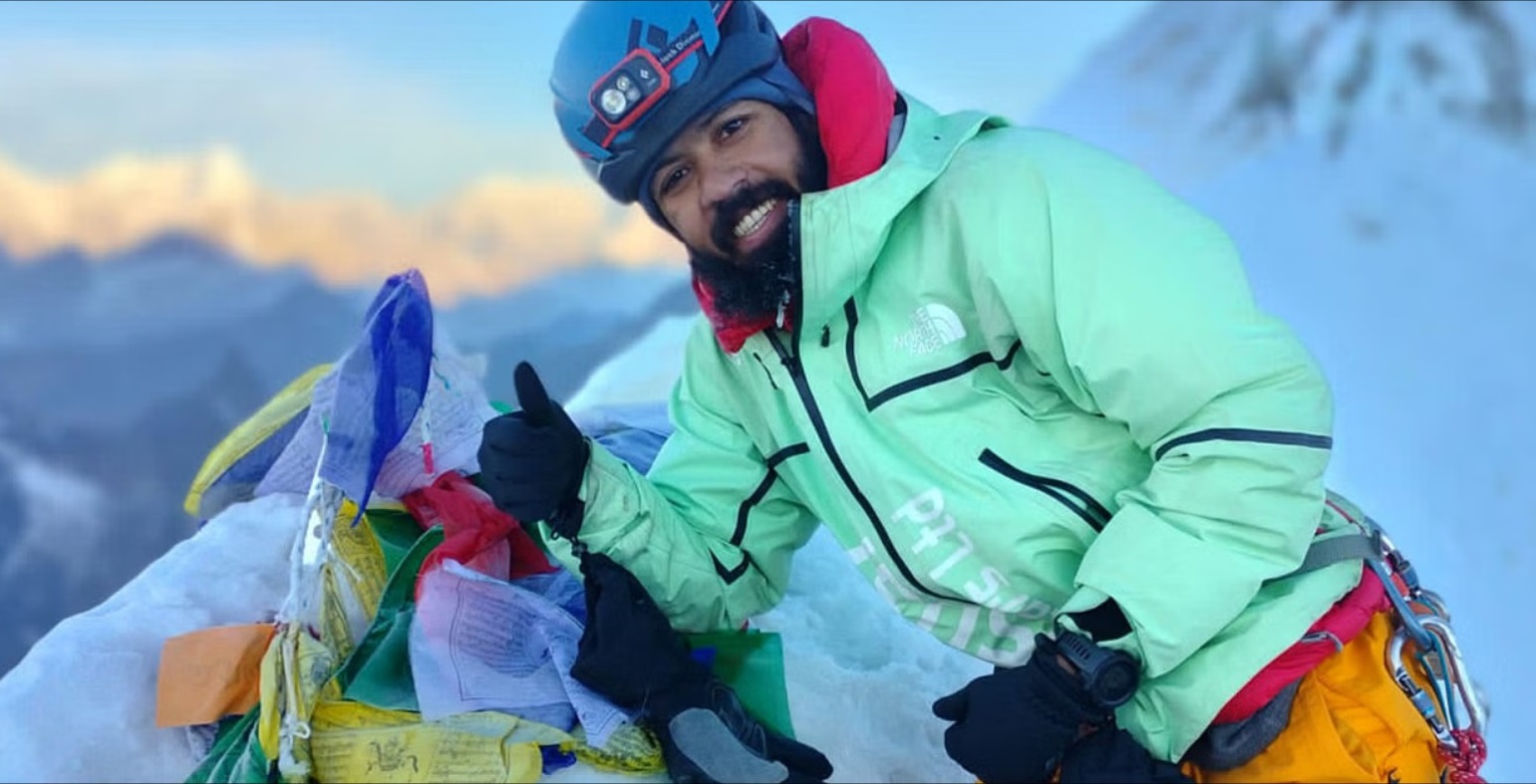 এভারেস্ট জয় করলেন বাংলাদেশের বাবর আলী