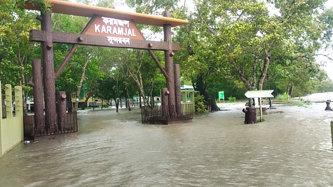 বিপৎসীমার ৫ ফুট উপরে পশুর নদ, স্ফীত জোয়ারের পানিতে প্লাবিত সুন্দরবন