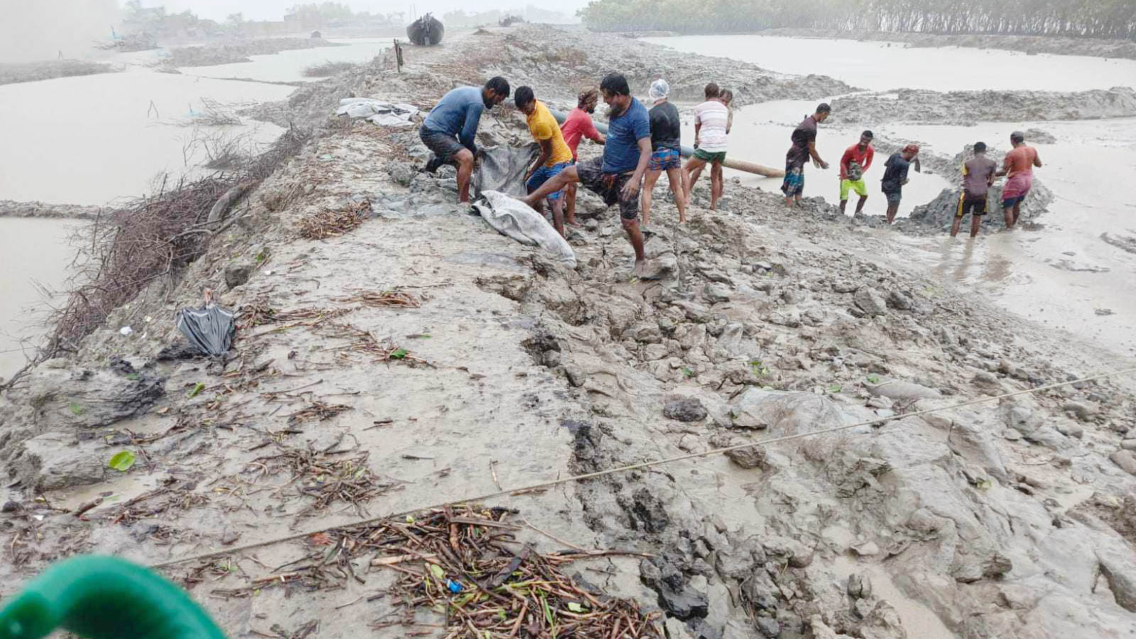 শ্যামনগরে দমকা বাতাসের সঙ্গে প্রবল বৃষ্টি, একাকার চিংড়ি ঘের