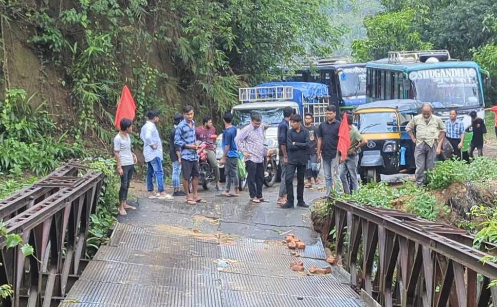 বেইলি ব্রিজ দেবে যাওয়ায় রুমা-থানচি সড়কে যান চলাচল বন্ধ