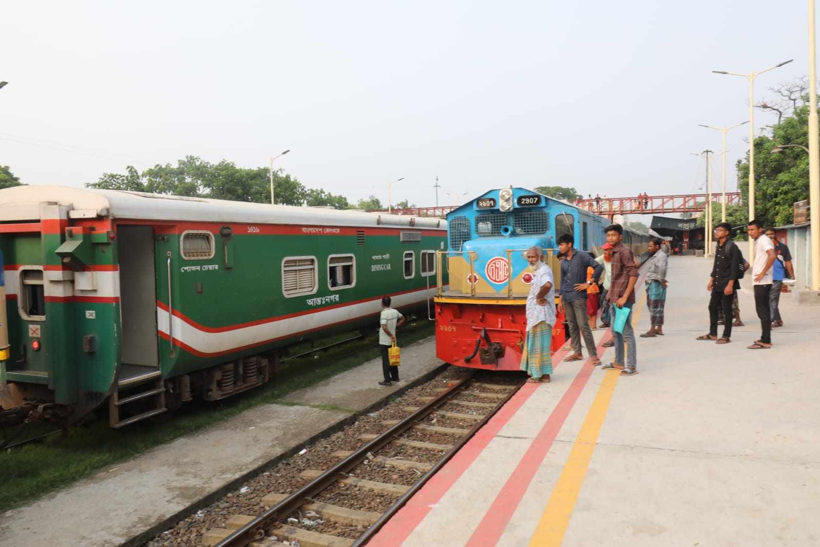 বগুড়ায় ট্রেন লাইনচ্যুত, উত্তরের ৪ জেলার সঙ্গে রেল যোগাযোগ বন্ধ