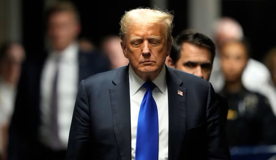 পর্ন তারকাকে ঘুষের মামলায় দোষী সাব্যস্ত ট্রাম্প