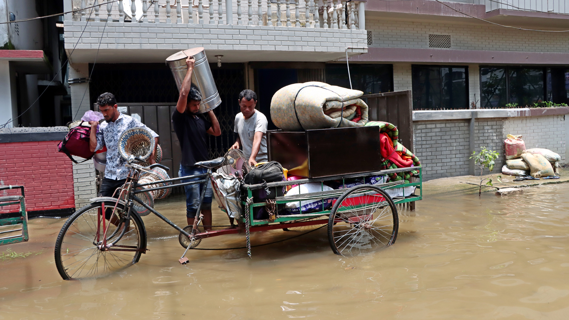 সিলেটের সীমান্ত এলাকায় বন্যা পরিস্থিতির কিছুটা উন্নতি হলেও নগরীতে অবনতি
