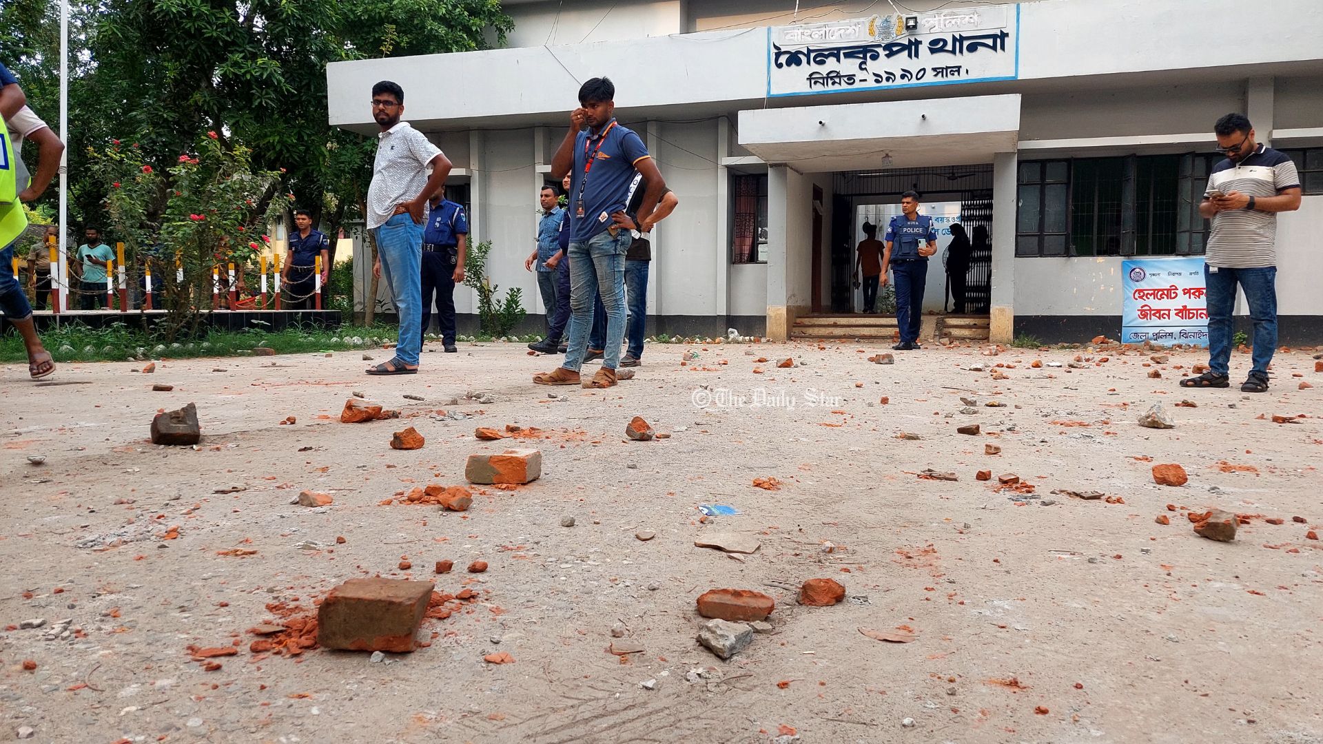 আসামি ছিনতাইয়ের চেষ্টা, শৈলকূপা থানা রণক্ষেত্র