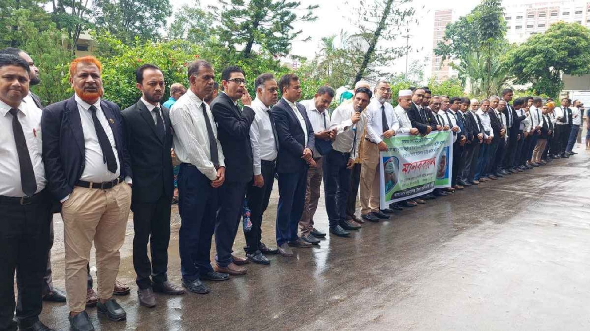 পরাজিত প্রার্থীর ওপর বিজয়ীর হামলার প্রতিবাদে মানববন্ধন