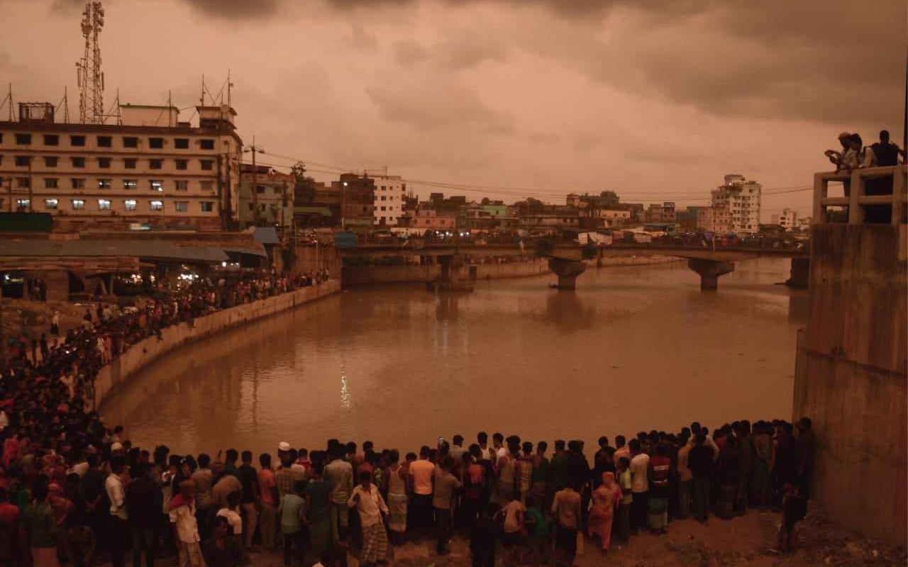 চট্টগ্রামে খালে পড়ে ২ শিশু নিখোঁজের খবরে ডুবুরিদলের অভিযান