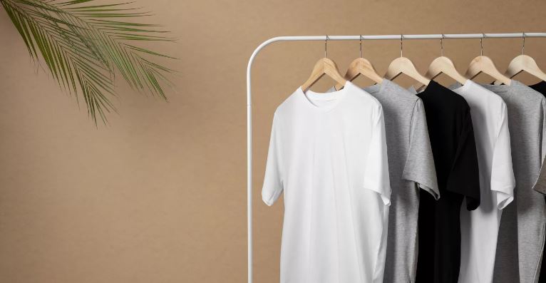 বর্ষায় কাপড়ের স্যাঁতসেঁতে ভাব ও দুর্গন্ধ দূর করার উপায়