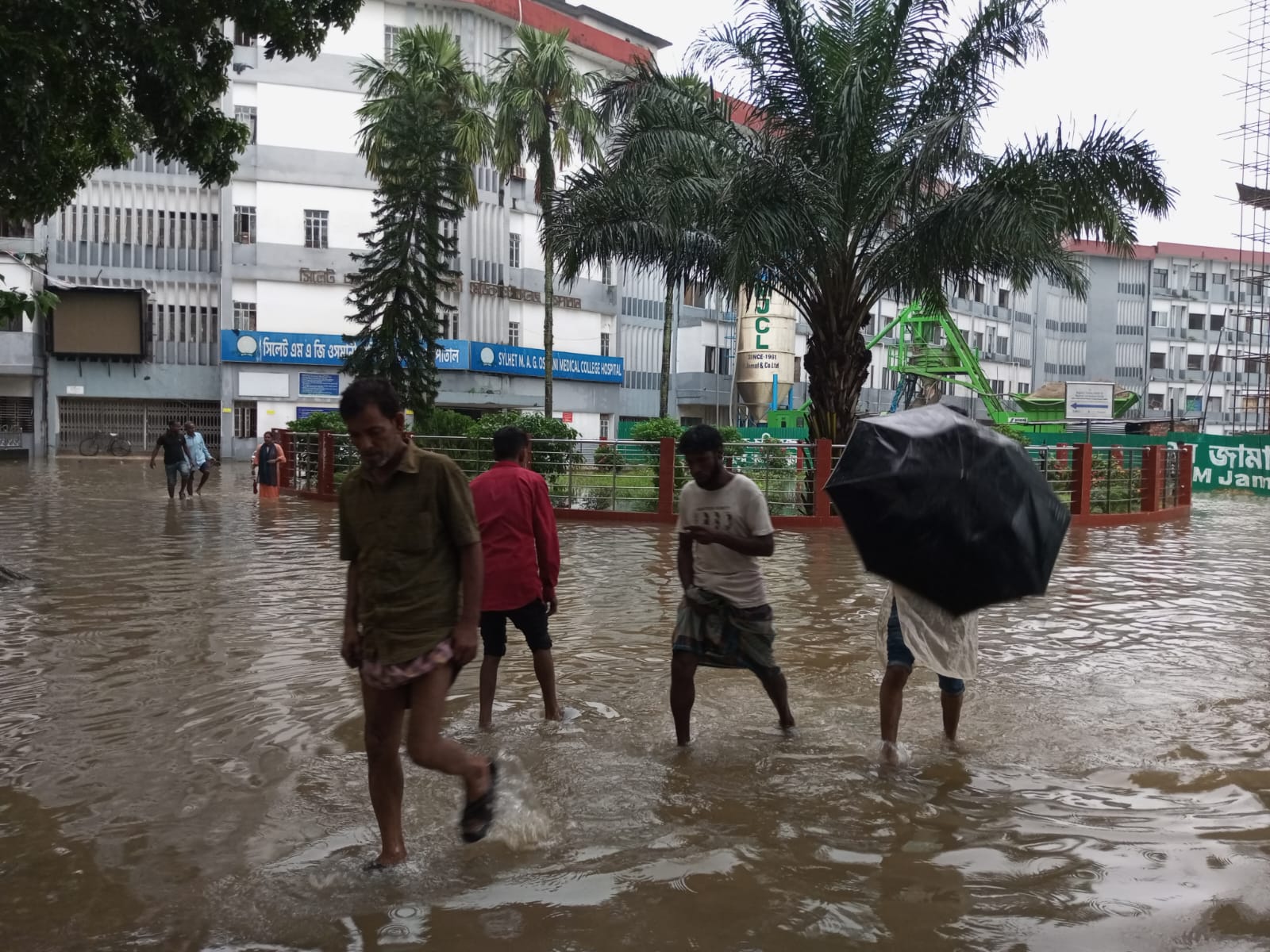 প্রবল বর্ষণ, বন্যা ও জলাবদ্ধতায় সিলেট-সুনামগঞ্জে ঈদ আনন্দে ভাটা