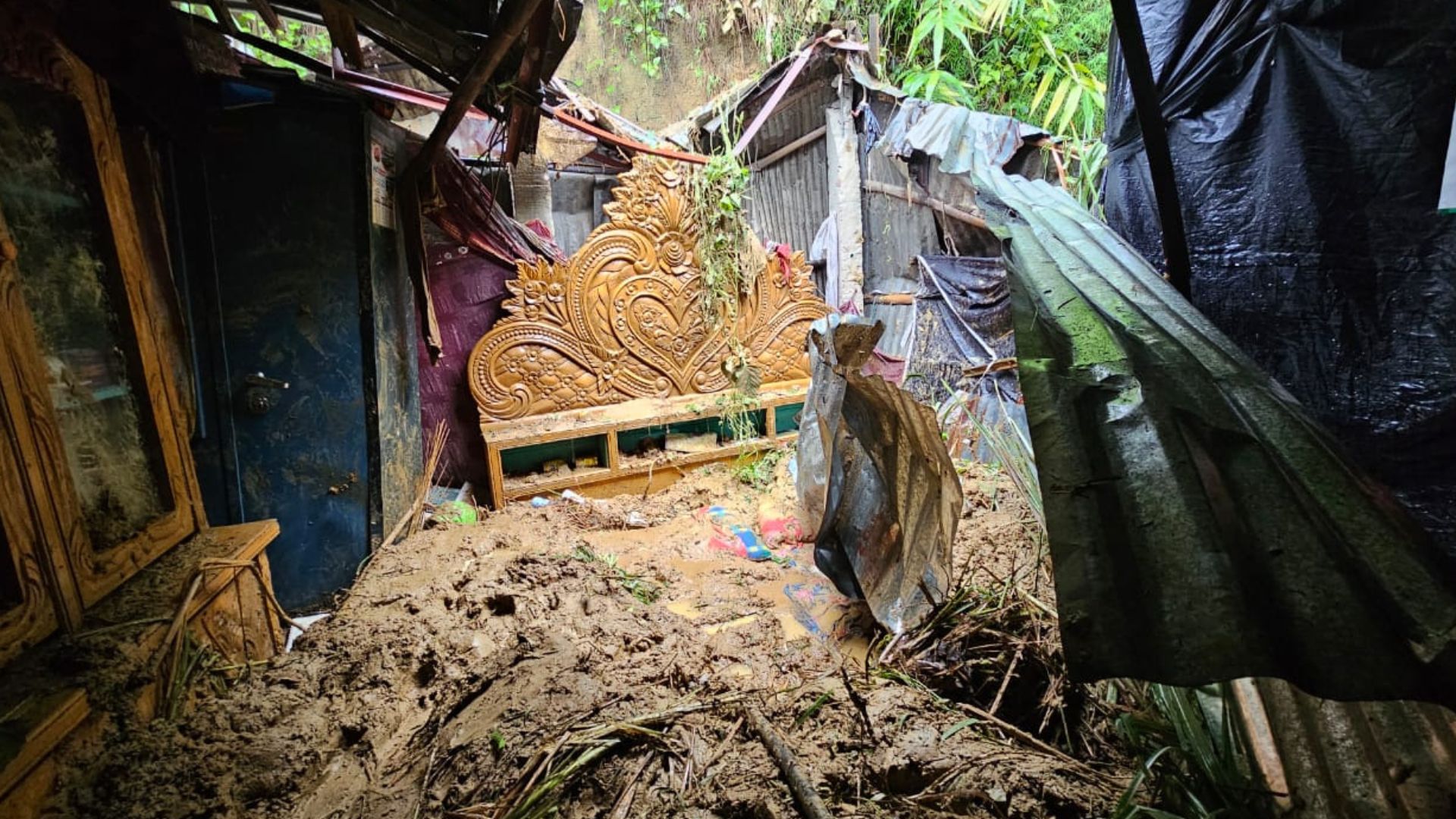 কক্সবাজারে পাহাড় ধসে দম্পতির মৃত্যু