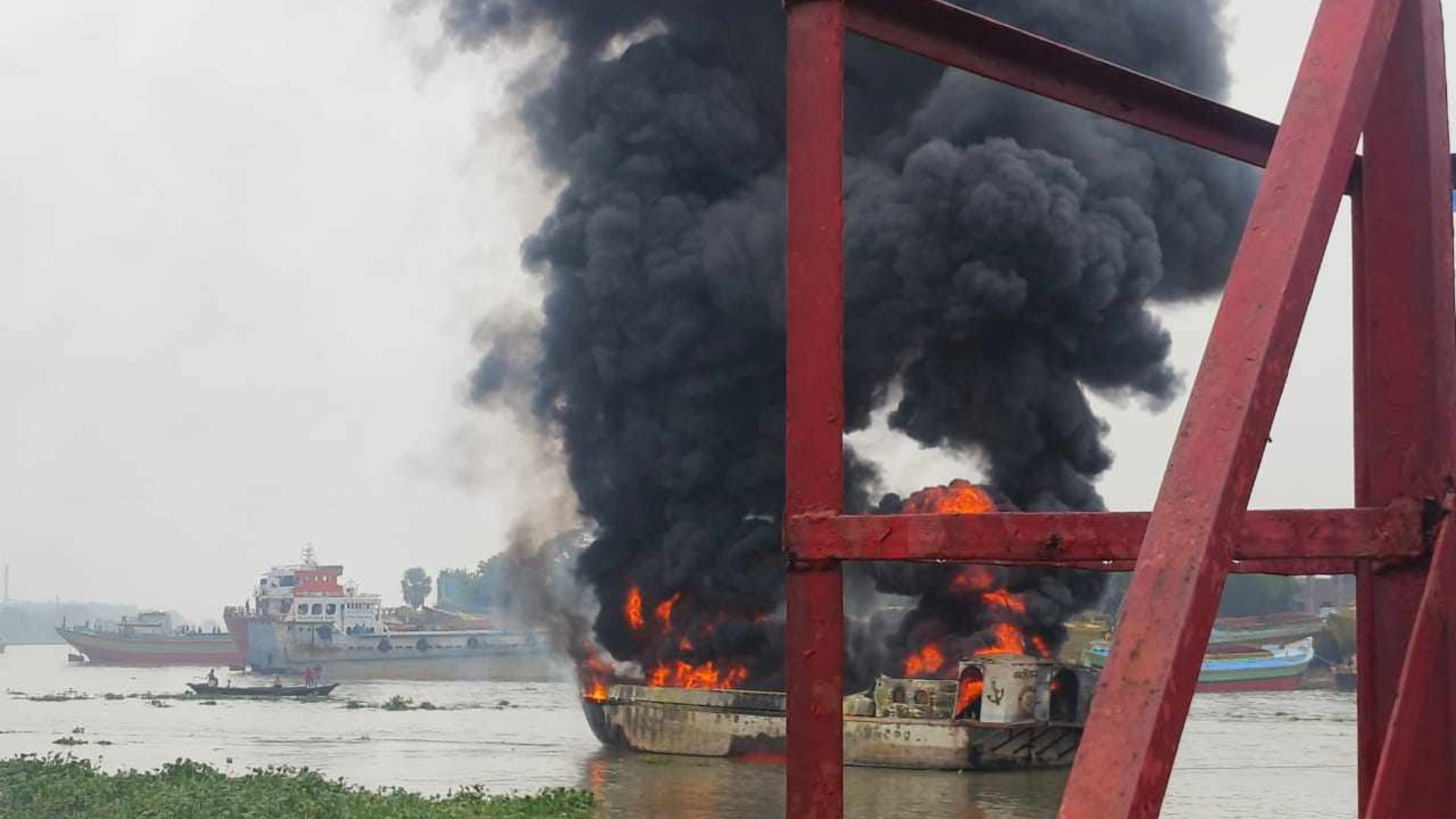 নারায়ণগঞ্জে তেলবাহী নৌযানে আগুন, নিয়ন্ত্রণে ৮ ইউনিট