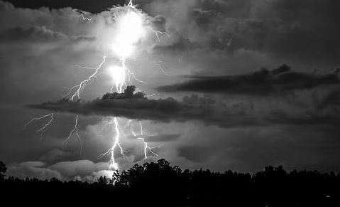 বজ্রপাতের সময় নিরাপদে থাকার ৫ উপায়