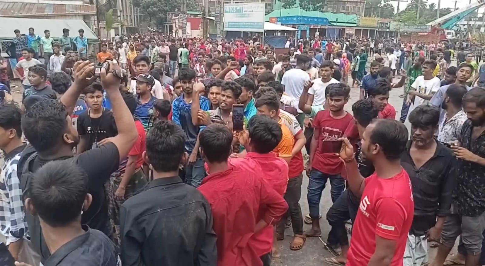 শ্রমিক বিক্ষোভে ঢাকা-ময়মনসিংহ মহাসড়কে ২ ঘণ্টা যান চলাচল বন্ধ