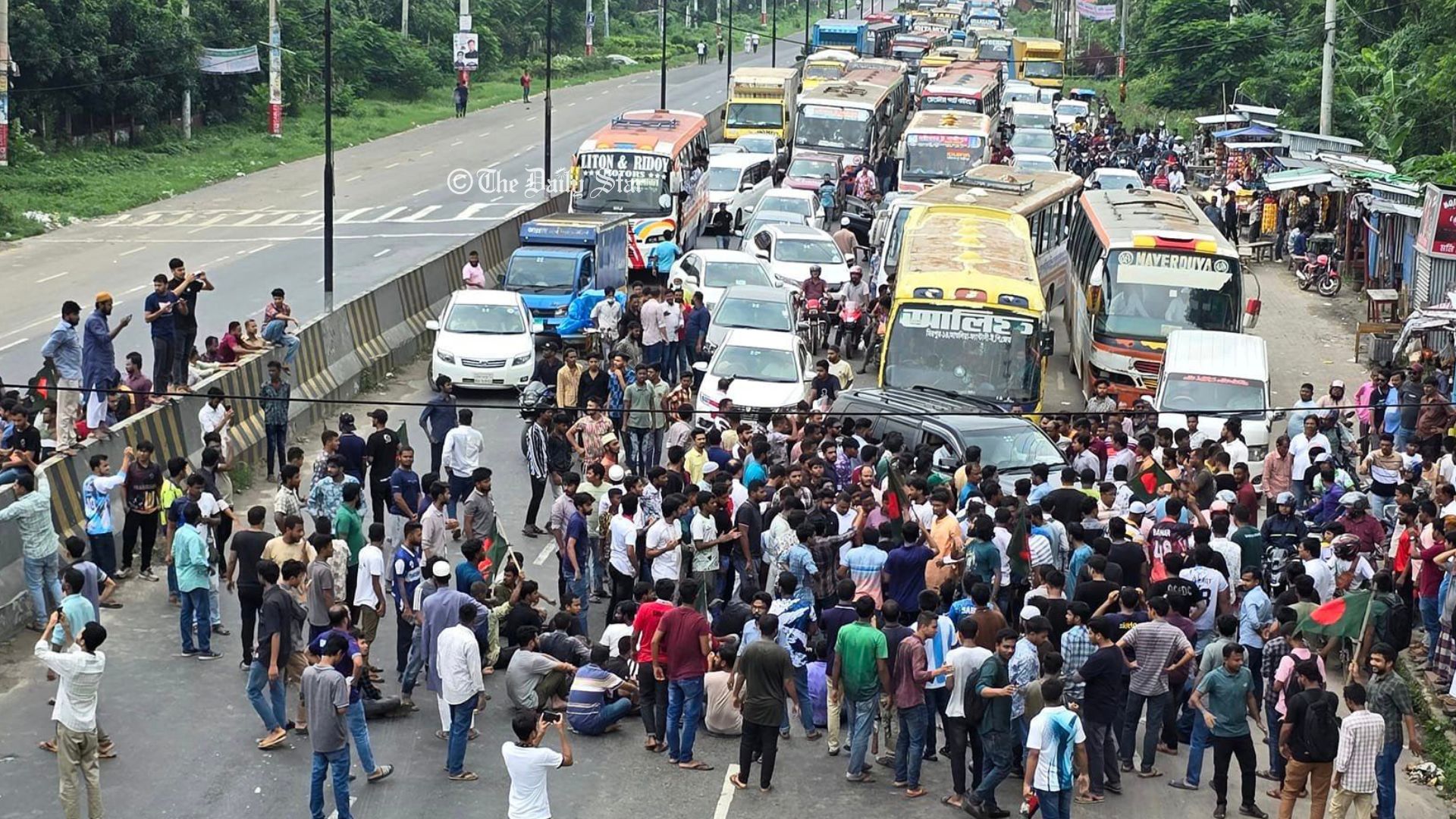 কোটা বাতিলের দাবিতে ২ ঘণ্টা ঢাকা-আরিচা মহাসড়ক অবরোধ জাবি শিক্ষার্থীদের
