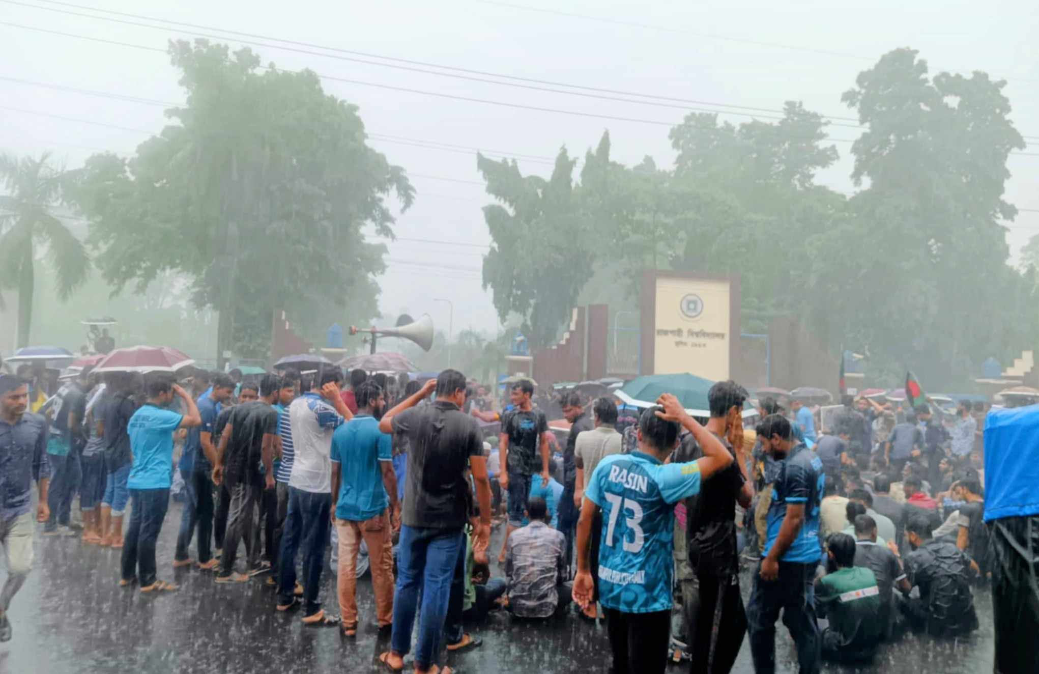 কোটা বাতিলের দাবিতে সড়ক অবরোধ করে রাবি শিক্ষার্থীদের বিক্ষোভ