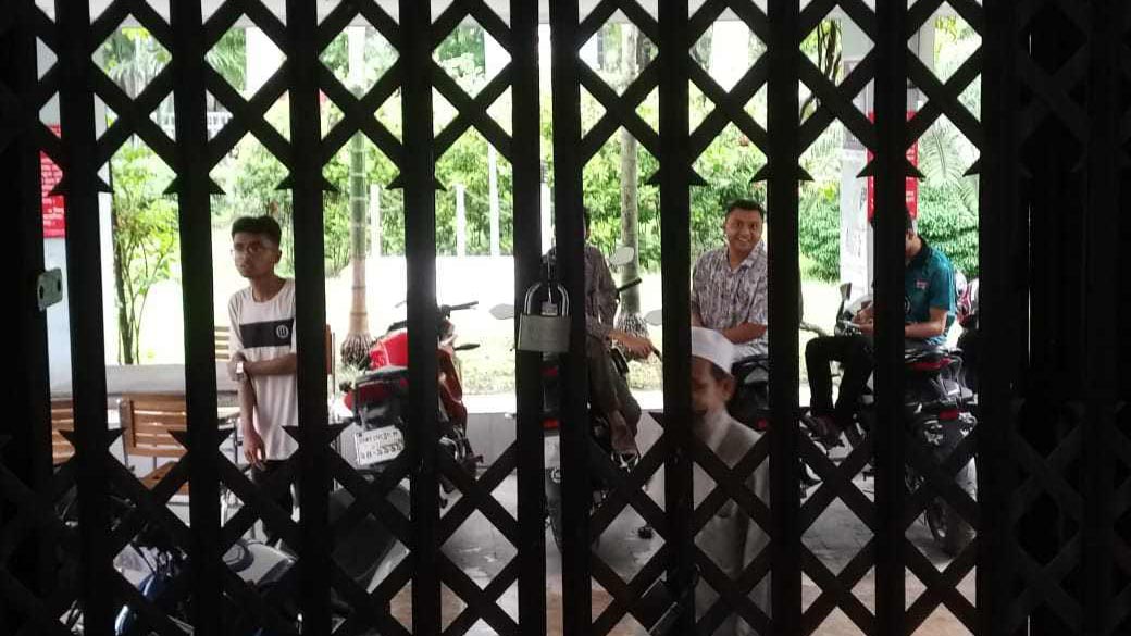 কোটা বাতিল আন্দোলন: শিক্ষার্থীদের আটকাতে ঢাবি হলের সামনে ছাত্রলীগের অবস্থান