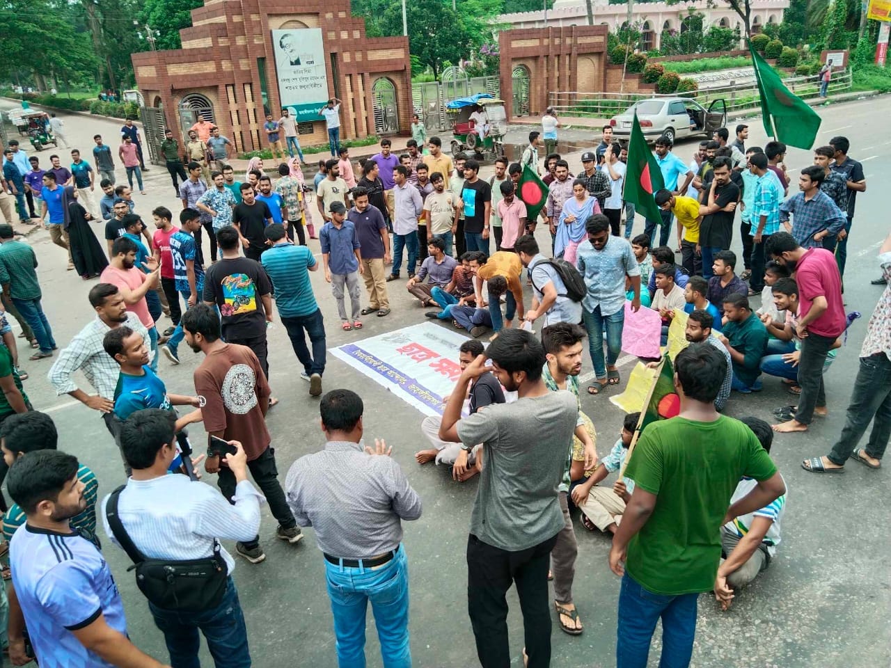 কোটা বাতিল দাবিতে জাবি শিক্ষার্থীদের ঢাকা-আরিচা মহাসড়ক অবরোধ