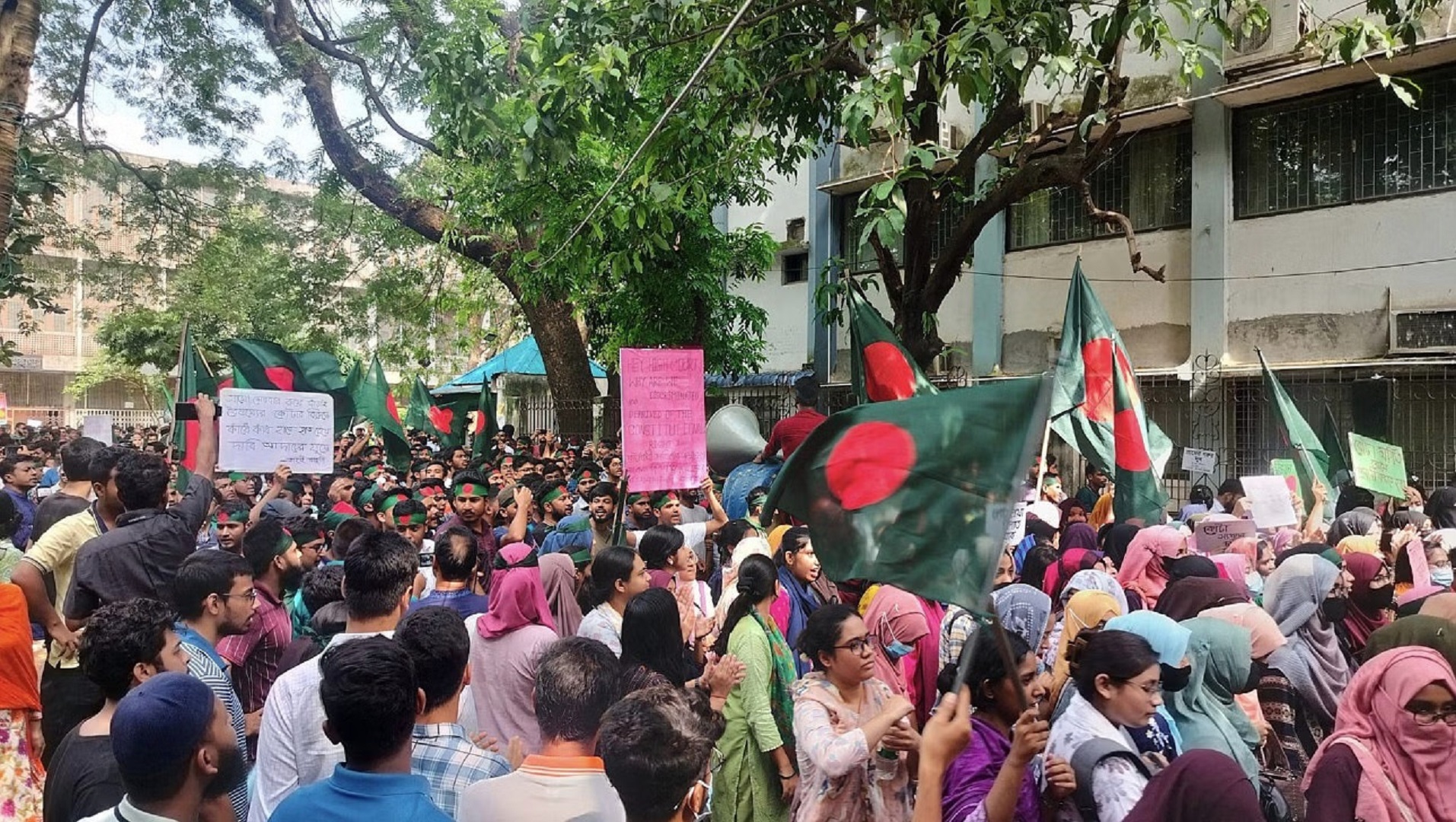 কোটা বাতিলের দাবিতে ঢাবিতে হাজারো শিক্ষার্থীর বিক্ষোভ