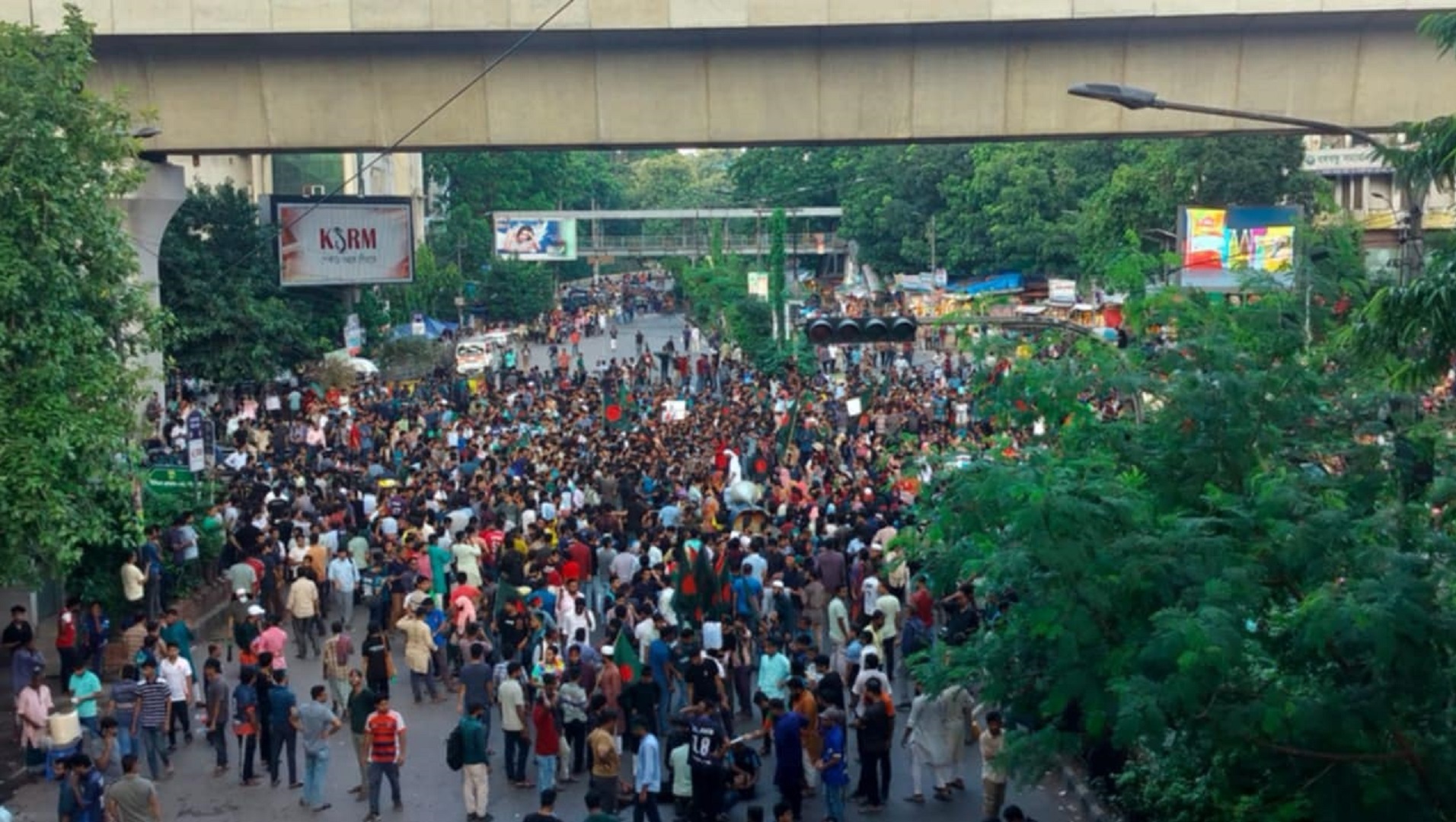 কোটা বাতিলের দাবিতে শাহবাগ মোড়ে অবরোধ