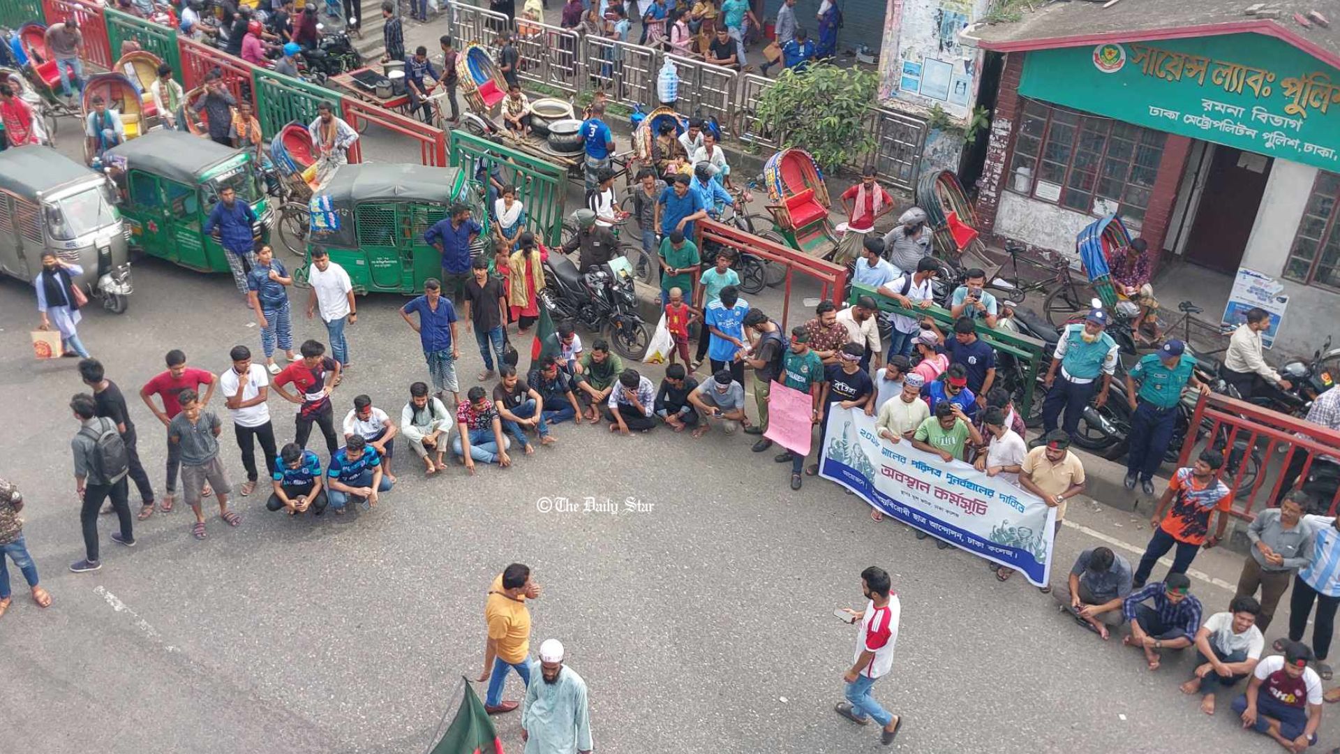 শাহবাগ-সায়েন্সল্যাব সড়কে ‘বাংলা ব্লকেড’