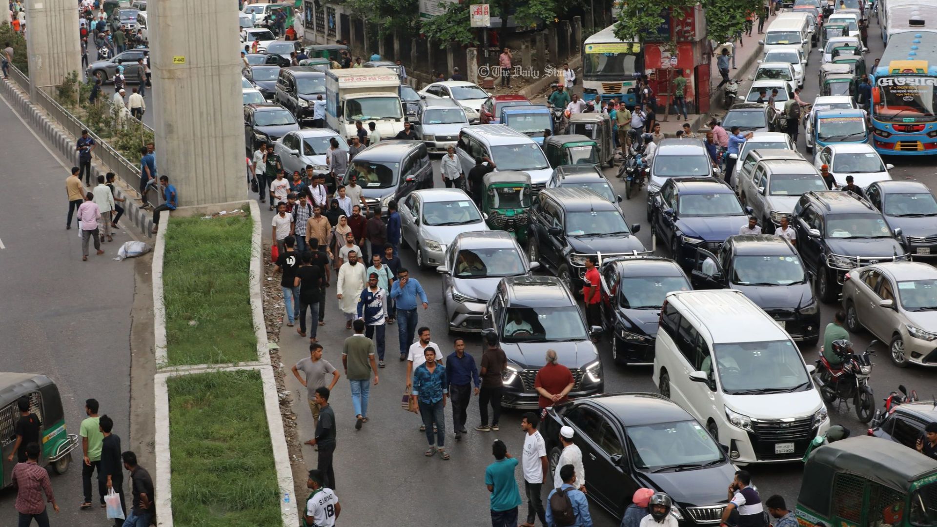 অবরোধে যানজট, ৩ ঘণ্টায় ধানমন্ডি থেকে শাহবাগ