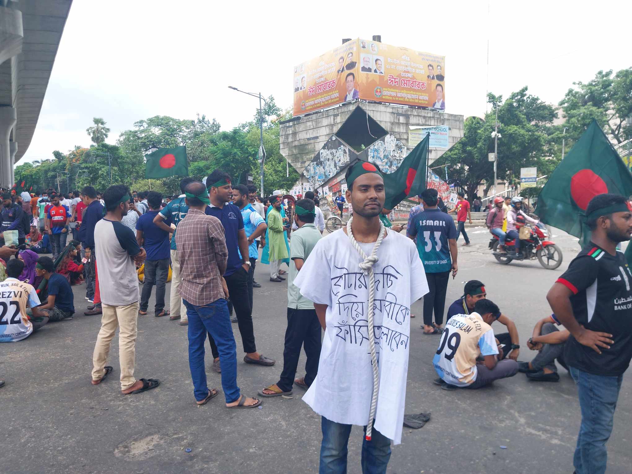 শিক্ষার্থীদের ‘বাংলা ব্লকেড’: দেশের গুরুত্বপূর্ণ সড়ক, মহাসড়ক, রেলপথ অবরুদ্ধ