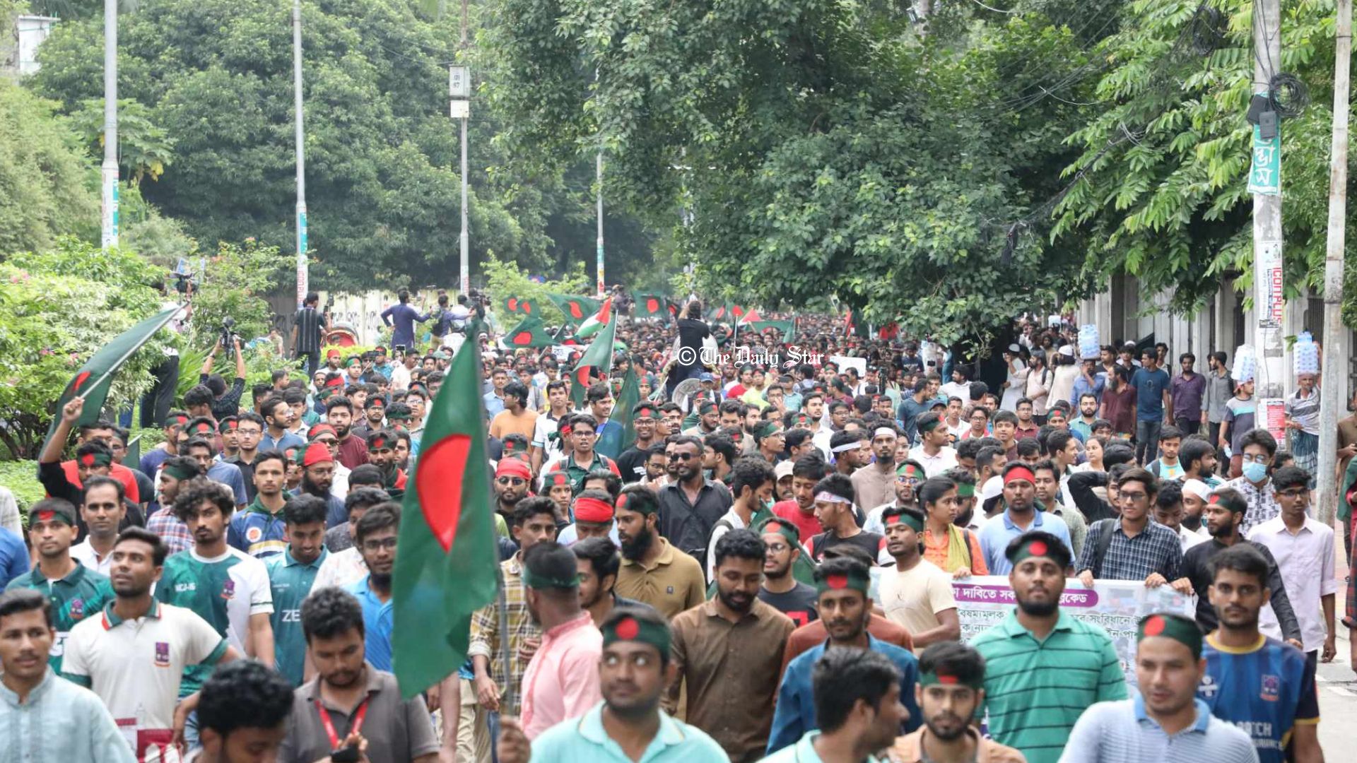 লাইব্রেরি থেকে ঢাবি শিক্ষার্থীদের বিক্ষোভ মিছিল, শাহবাগে সমাবেশ