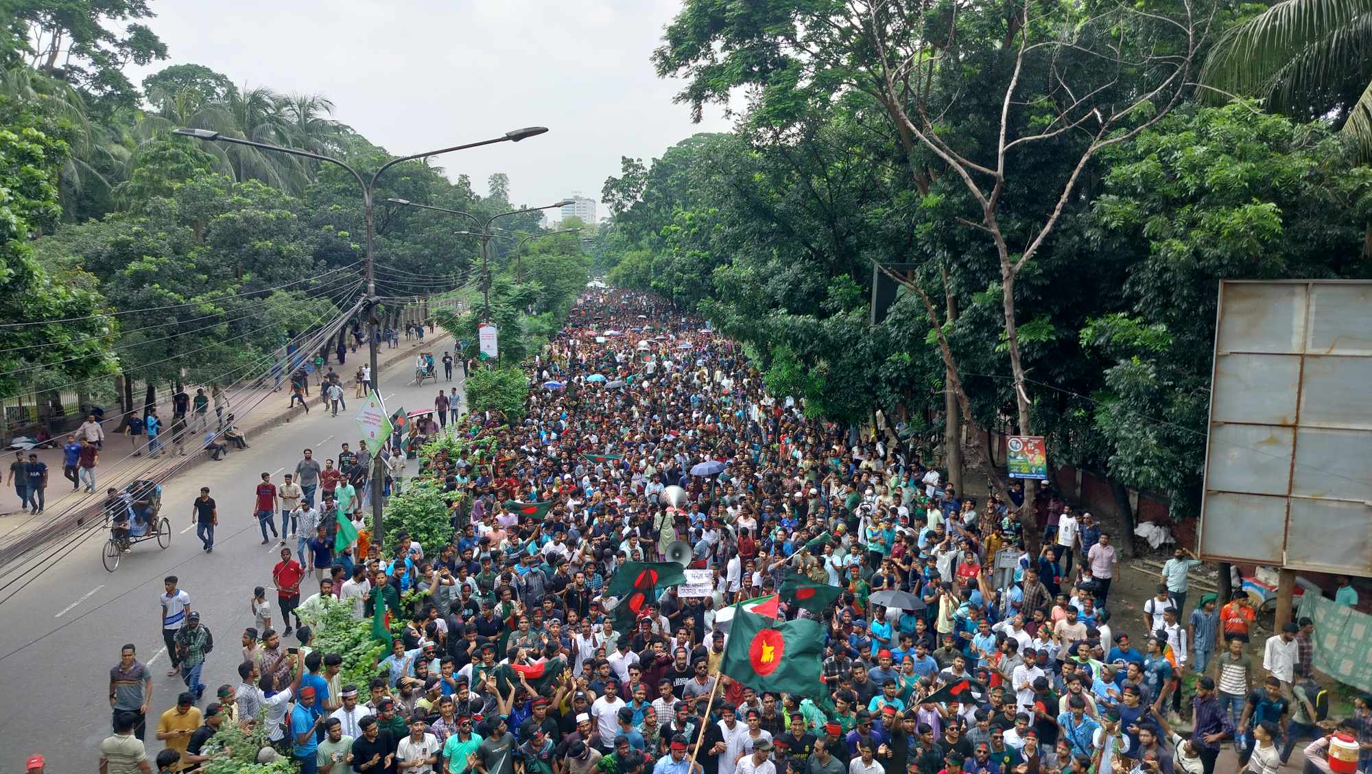 রাষ্ট্রপতির কাছে স্মারকলিপি: মিছিল নিয়ে বঙ্গভবনের পথে শিক্ষার্থীরা