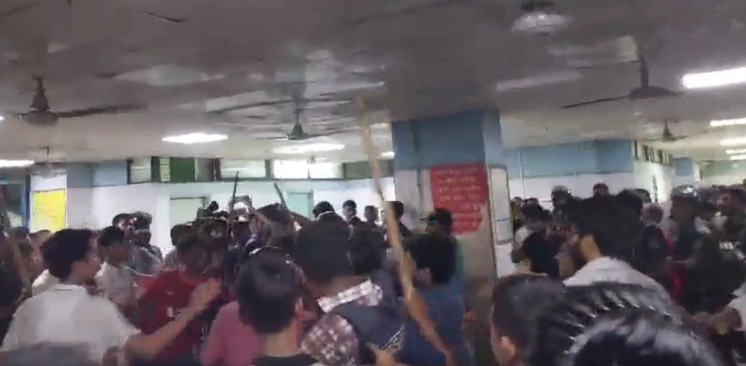 এবার ঢামেকের জরুরি বিভাগে ঢুকে শিক্ষার্থীদের পেটাল ছাত্রলীগ