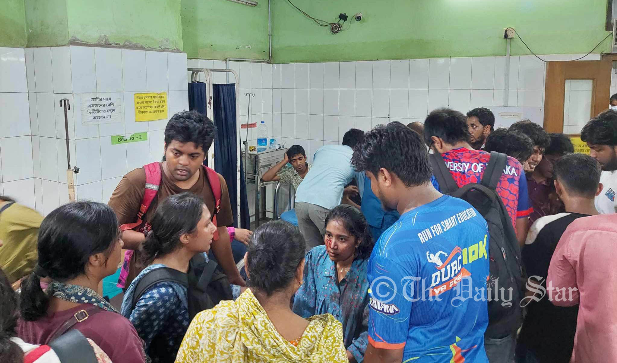 ঢামেকের জরুরি বিভাগে আহত শিক্ষার্থীদের ভিড়